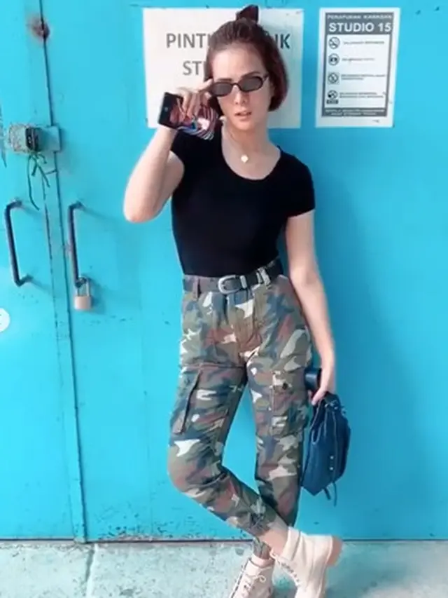 8 Inspirasi Outfit Astrid Tiar yang Playful dan Warna-Warni Layaknya Remaja