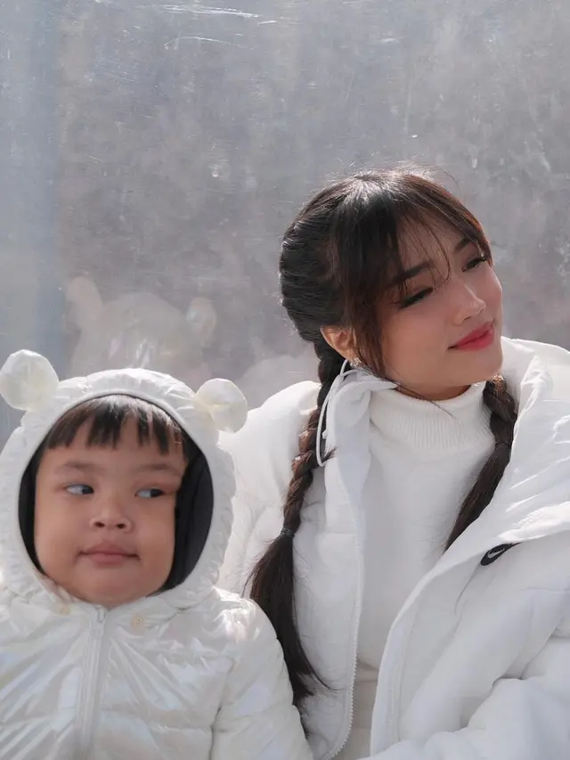 6 Potret Keseruan Fuji dan Gala Main Salju di Turki, Jadi Momen Pertama Keponakan