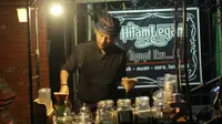Kedai Kopi Hitam Legam Cirebon menggunakan metode seduh tertua di dunia. Foto (Liputan6.com / Panji Prayitno)
