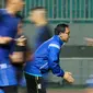 Pelatih Arema FC, Aji Santoso memberi arahan saat latihan uji lapangan jelang laga final Piala Presiden 2017 di Stadion Pakansari, Kab Bogor, Jumat (10/3). Di final, Arema FC akan berlaga melawan PBFC, Minggu (12/3). (Liputan6.com/Helmi Fithriansyah)