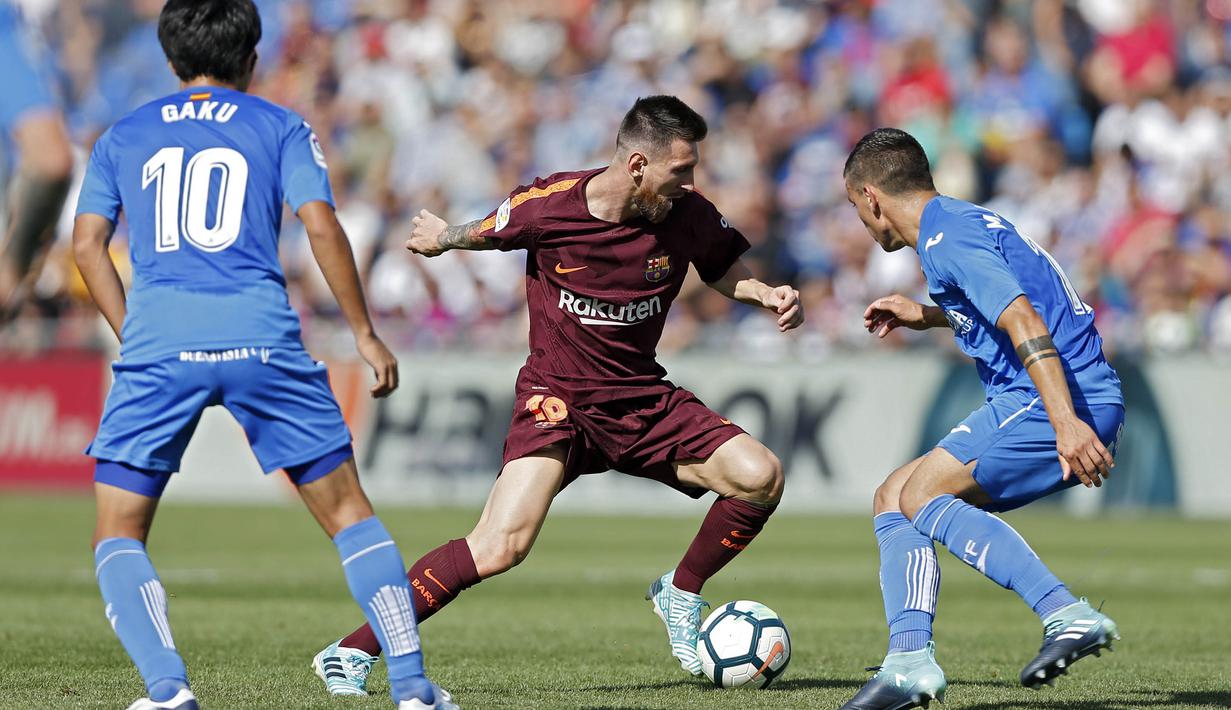 Striker Barcelona, Lionel Messi, berusaha melewati pemain Getafe pada laga La Liga di Stadion Alfonso Perez, Sabtu (16/9/2017). Barcelona menang 2-1 atas Getafe. (AP/Francisco Seco)