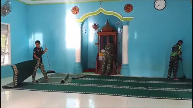 TNI Bersihkan Masjid