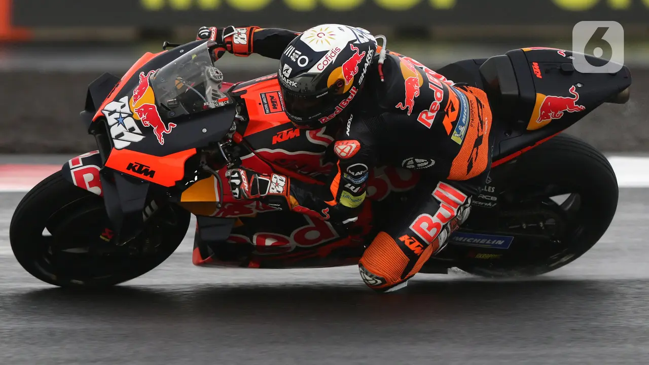 FOTO: Aksi Pembalap MotoGP Libas Lintasan Basah Pertamina Mandalika International Street Sirkuit