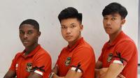 Daffa Fasya Sumawijaya, Hugo Samir, dan Kadek Arel Priyatna mengenakan pita hitam usai Indonesia dicoret jadi tuan rumah Piala Dunia U-20 2023. (Istimewa)