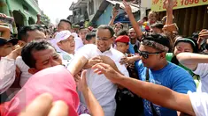 Warga mengerumuni Cagub DKI Jakarta, Anies Baswedan (tengah) jelang sosialisasi di kawasan Jatipulo, Palmerah, Jakarta, Rabu (15/3). Dihadapan warga, Anies mensosialisasikan rencana program kerjanya jika terpilih. (Liputan6.com/HelmiFithriansyah)
