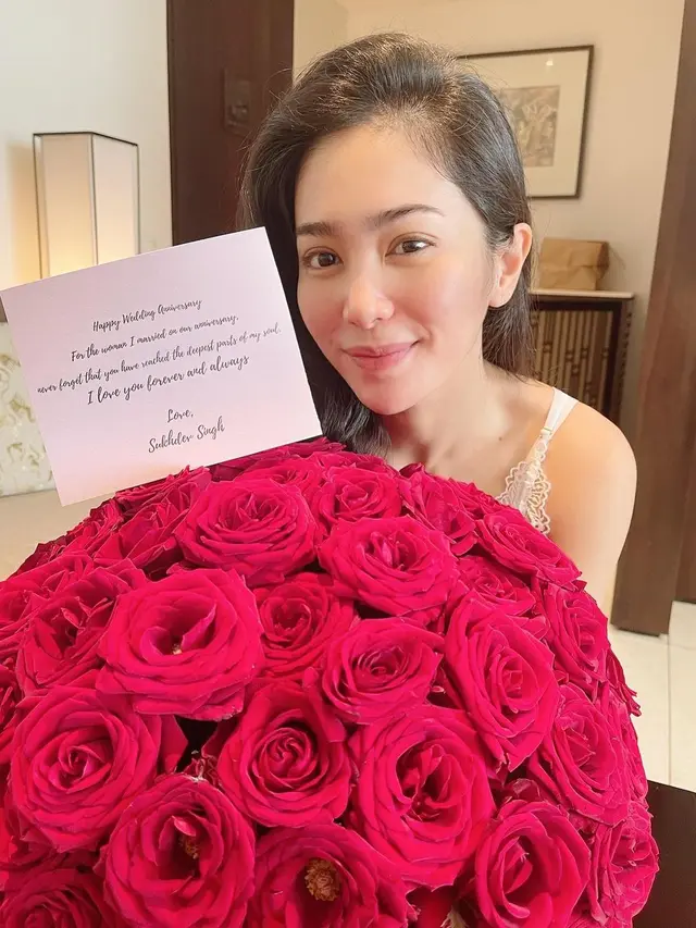 Terpaut Usia 18 Tahun, Ini 6 Momen Bunga Zainal dan Suami Rayakan Anniversary