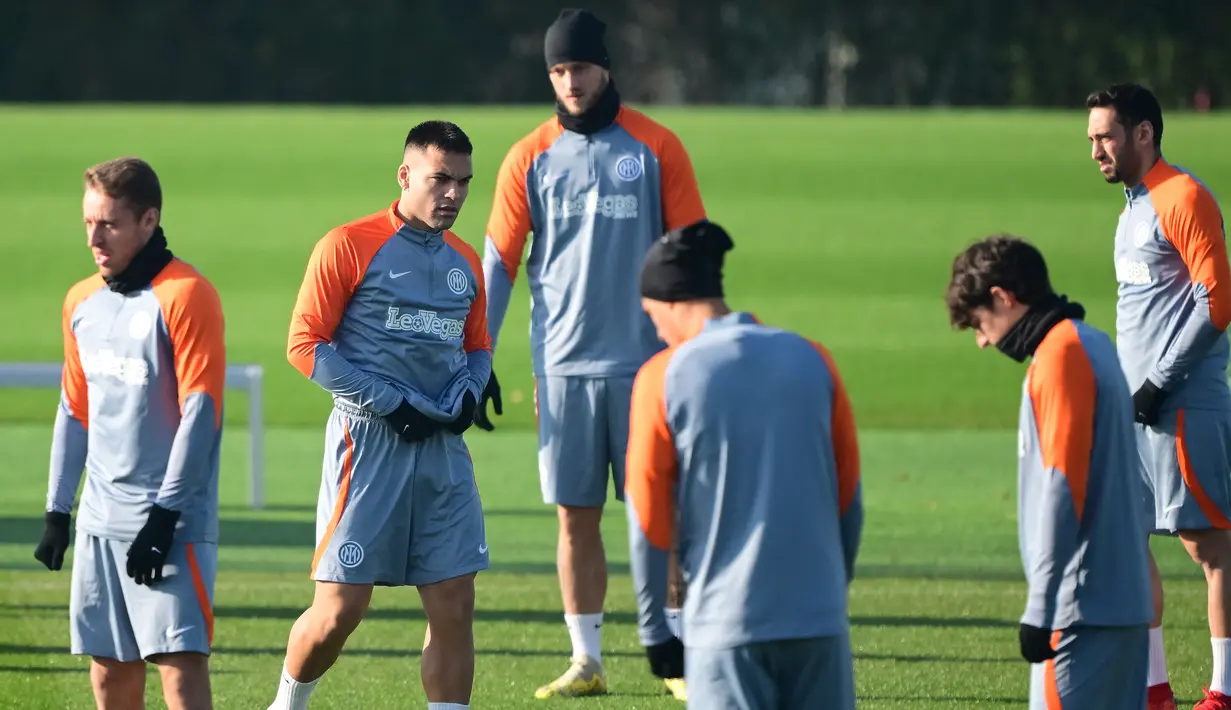 Penyerang Inter Milan #10 Lautaro Martinez (kedua kiri) dan rekan satu timnya menghadiri sesi latihan menjelang lanjutan Liga Champions 2023/2024, di Suning Training Center di Appiano Gentile, dekat Milan, Senin (11/12/2023). (MARCO BERTORELLO / AFP)