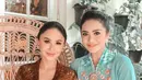 Sementara sang adik, Krisdayanti memilih kebaya hijau tosca dengan siluet border aneka bunga di acara Tedak Siten. Rambut panjang Diva ini dicepol simple dan dipermanis dengan hiasan kepala berupa hairpin. (Instagram/yunishara36).