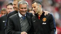 Jose Mourinho (kiri) bersama asisten manajer Manchester United, Ryan Giggs. (Telegraph).