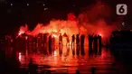 Suporter Timnas Indonesia merayakan keberhasilan Timnas Indonesia U-22 meraih medali emas SEA Games 2023 di kawasan Bundaran Hotel Indonesia, Jakarta, Selasa (16/5/2023). (Liputan6.com/Herman Zakharia)