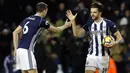 Jay Rodriguez (kanan) merayakan gol bersama rekannya saat melawan Arsenal pada lanjutan Premier League di The Hawthorns, West Bromwich, (31/12/2017). Arsenal bermain imbang 1-1 dengan West Bromwich. (Martin Rickett/PA via AP)