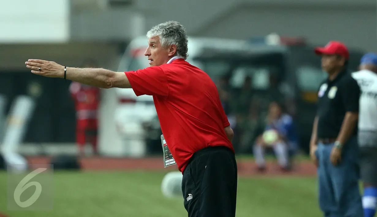 Pelatih PS TNI, Ivan Kolev memberi arahan pada timnya saat laga melawan Persiba di lanjutan Liga 1 Indonesia di Stadion Pakansari, Kab Bogor, Jumat (5/5). Laga kedua tim berakhir imbang 1-1. (Liputan6.com/Helmi Fithriansyah)
