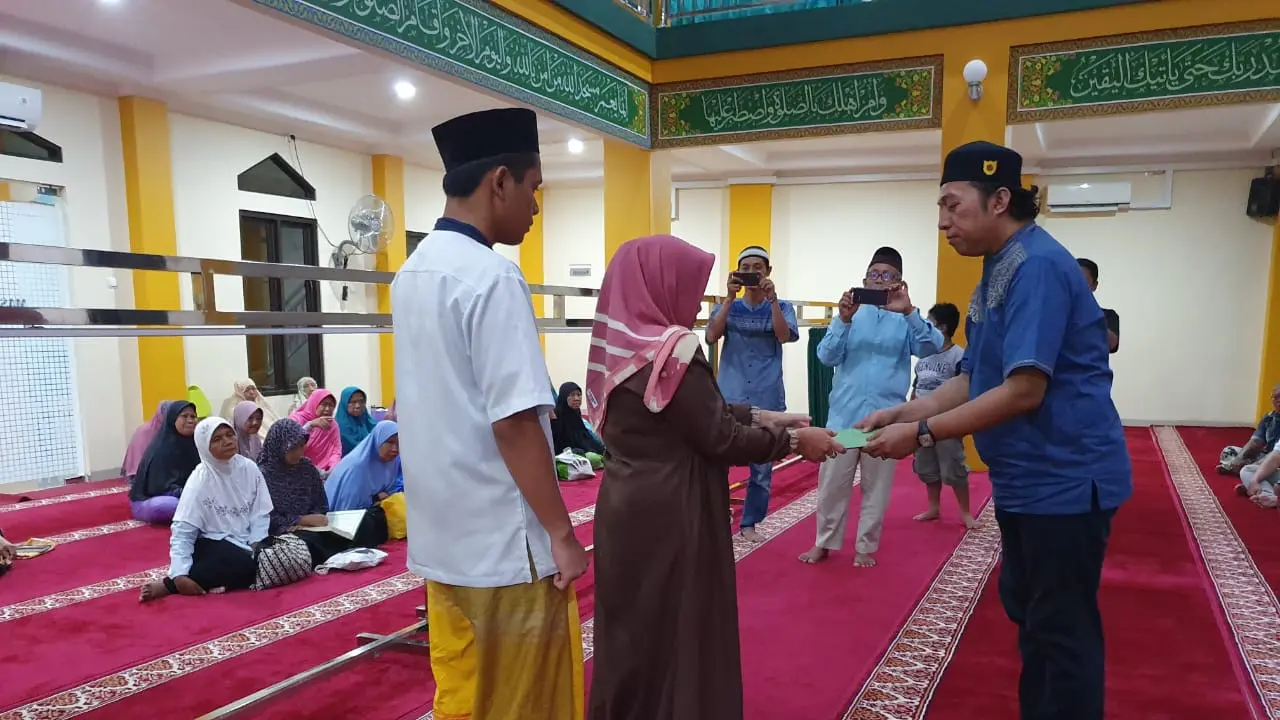 Jovial, salah seorang warga RW 012, menginisiasi acara tahlilan dan buka bersama untuk mengenang anggota KPPS yang meninggal. (istimewa)