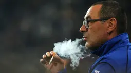 Maurizio Sarri saat masih melatih Empoli menyempatkan diri menghisap rokok sebelum laga melawan Juventus vs Empoli di Juventus Stadium pada tahun 2015 lalu. (  AFP/Marco Bertorello )