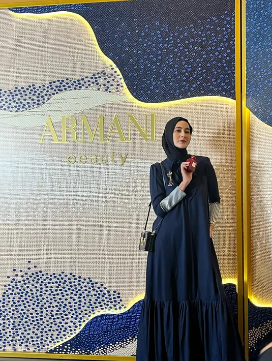Turut hadir, model papan atas Indonesia, Paula Verhoeven. Ia tampil begitu anggun dengan busana modest wear berwarna navy blue.  [ Dok: Armani Beauty Indonesia ]