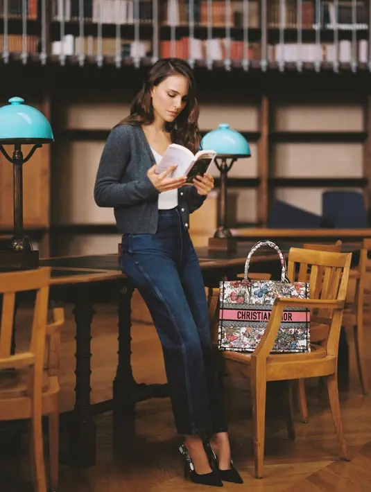 Dalam sebuah video eksklusif yang dirilis, Natalie Portman memperlihatkan buku-buku favoritnya, yang kemudian ia bawa di dalam Dior Book Tote-nya. [Foto: Instagram/dior]