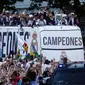 Pemain Real Madrid berkeliling kota Madrid saat merayakan keberhasilan meraih gelar ke-12 Liga Champions di Stadion  Santiago Bernabeu, Madrid, Spanyol (4/6). Real Madrid menjadi juara usai mengalahkan Juventus 4-1. (AFP/ Oscar Del Pozo)