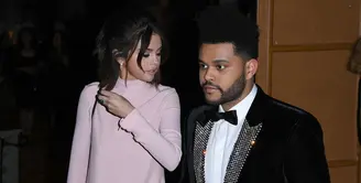 The Weeknd mengejutkan penggemar karena baru saja mengeluarkan album pertama usai putus dari Selena Gomez. Tentu saja ia menuliskan lagu patah hati soal mantannya itu. (Elite Day)