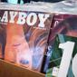 Majalah Playboy edisi November 2015 terlihat di toko buku di Maryland, Selasa (13/10). Majalah Playboy menyatakan berhenti memuat foto wanita telanjang karena perkembangan internet membuat majalah porno tak lagi menjadi komersial. (AFP PHOTO/Mandel NGAN)