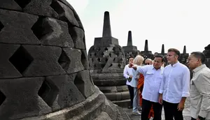 Presiden Prabowo Subianto bersama Presiden Prancis Emmanuel Marcon serta istrinya, Brigitte Macron menaiki puncak Candi Borobudur, Magelang, Jawa Tengah, Kamis (29/5/2025). (Foto: Cahyo - Biro Pers Sekretariat Presiden)