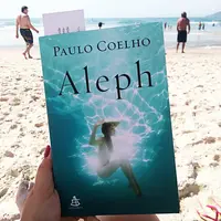 Sisihkan buku Jakarta Undercover dan baca Aleph. (haruhamaya/Instagram)