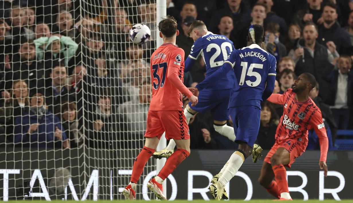 Pemain Chelsea, Cole Palmer, mencetak gol ke gawang Everton pada laga pekan ke-33 Liga Inggris di Stadion Stamford Bridge, Selasa (16/4/2024). Cole Palmer tampil fantastis dengan memborong empat gol di laga ini. (AP Photo/Ian Walton)