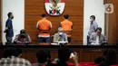<p>Wakil Ketua KPK Alexander Marwata (tengah) menyampaikan keterangan terkait penetapan tersangka kasus dugaan korupsi pengadaan tanah pembangunan SMKN 7 Tangerang Selatan di Gedung Merah Putih KPK, Jakarta, Selasa (26/4/2022). KPK menahan dua pihak swasta sebagai tersangka kasus dugaan korupsi pengadaan tanah untuk pembangunan SMKN 7 Tangerang Selatan. (Liputan6.com/Faizal Fanani)</p>
