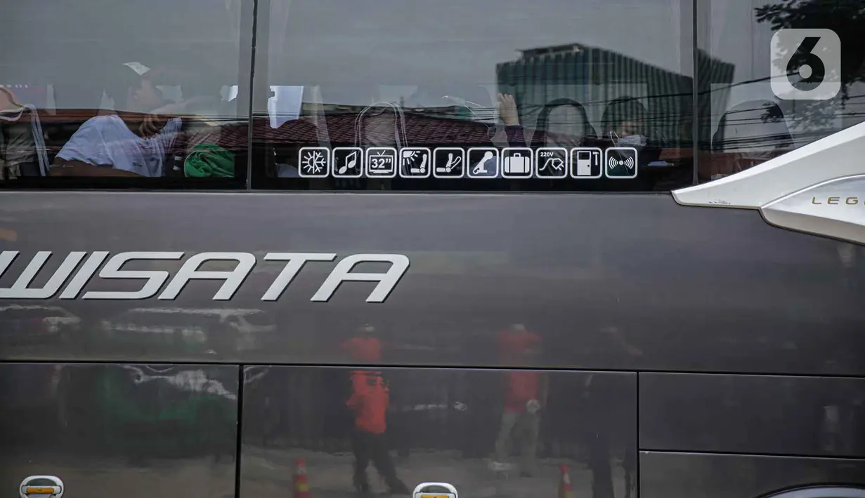 <p>Sejumlah pemudik berada di dalam bus tujuan mereka untuk mudik bareng gratis BUMN di kawasan Jakarta, Rabu (27/4/2022). Total peserta program Mudik Aman Mudik Sehat Bersama BUMN 2022 mencapai 12.450 orang. (Liputan6.com/Faizal Fanani)</p>