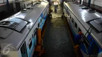 Pekerja Dari PT. KAI  melakukan perbaikan gerbong kereta di depo kereta Poncol Semarang, Jumat   (17/06). Persiapan menghadapi mudik lebaran tahun ini sejumlah gerbong kereta mengalami perbaikan. (Gholib)