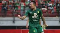 Damian Lizio berhasil mencetak gol perdana untuk Persebaya di Shopee Liga 1 2019, saat laga kontra Barito Putera. (Bola.com/Aditya Wany)