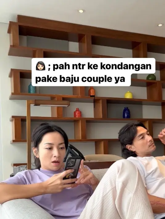 Baik Hesti dan suami sama-sama mengenakan kebaya kutubaru klasik berwarna putih, dengan sematan bros emas di bagian tengah. [Foto: Instagram/hestipurwadinata]