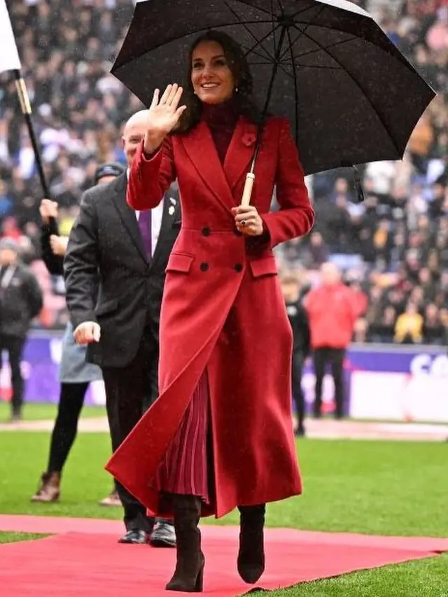 Gaya Anti Membosankan dari Putri Kate Middleton dalam Balutan Busana Monokrom