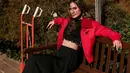 Padu pada outfit hitam dan merah. Cropped top dan rok hitam, dipadu jaket merah yang kontras namun terlihat pas ketika dikenakan Luna Maya. [Foto: Instagram/lunamaya]