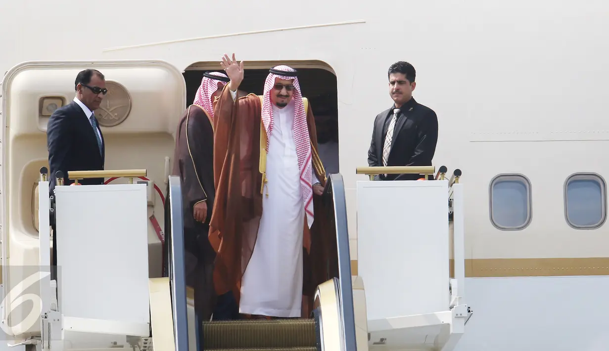Raja Arab Saudi Salman bin Abdulaziz al Saud bersiap bertolak ke Brunei di Bandara Halim Perdanakusuma, Jakarta, Sabtu (4/3). Raja Salman akan mengunjungi Brunei selama setengah hari untuk kunjungan kenegaraan. (Liputan6.com/Angga Yuniar)