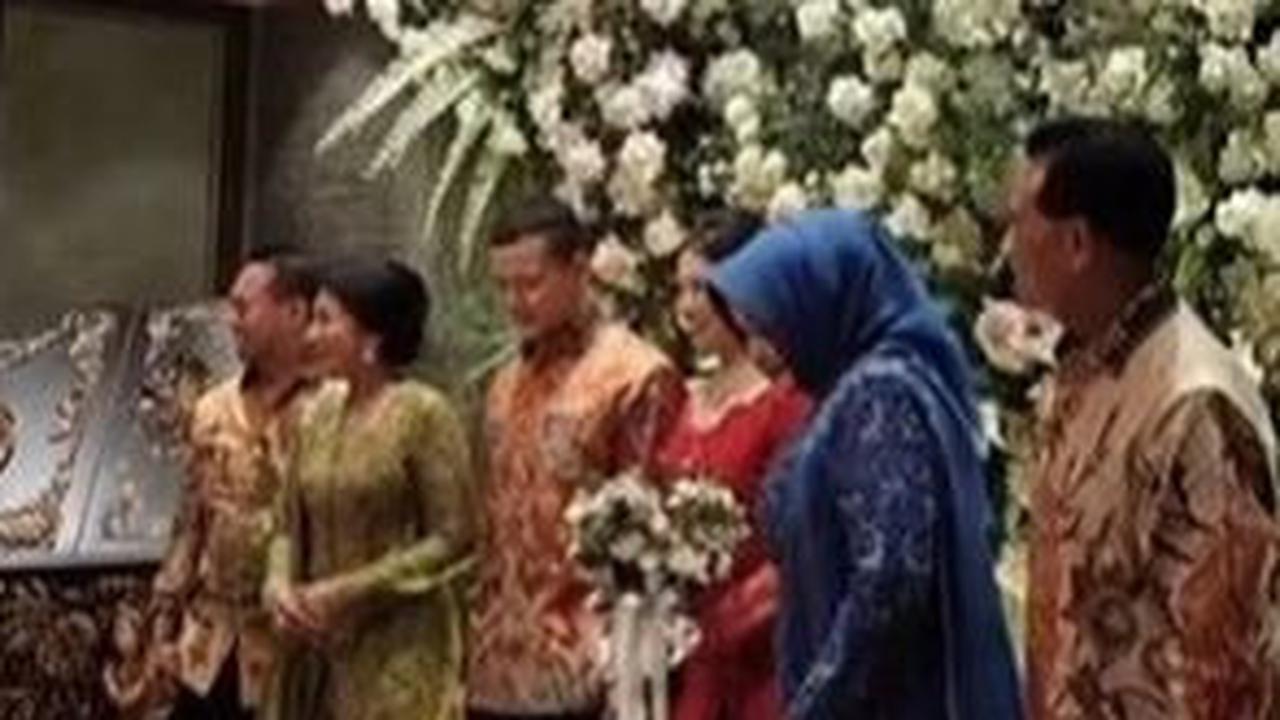 Acara pertunangan yang dilangsungkan di kediaman Andika Perkasa di Senayan Residence Town House Blok A9, Jakarta Selatan itupun ramai jadi sorotan.