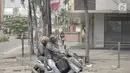 Pejalan kaki melintas di trotoar ruas jalan kawasan Kemang, Jakarta, Minggu (12/5/2019). Rencana pembangunan fisik penataan ruang jalan atau pedestrian kawasan Kemang akan dimulai pada akhir Mei 2019 dengan tujuan menjadikan kawasan tersebut sebagai objek wisata. (Liputan6.com/Immanuel Antonius)