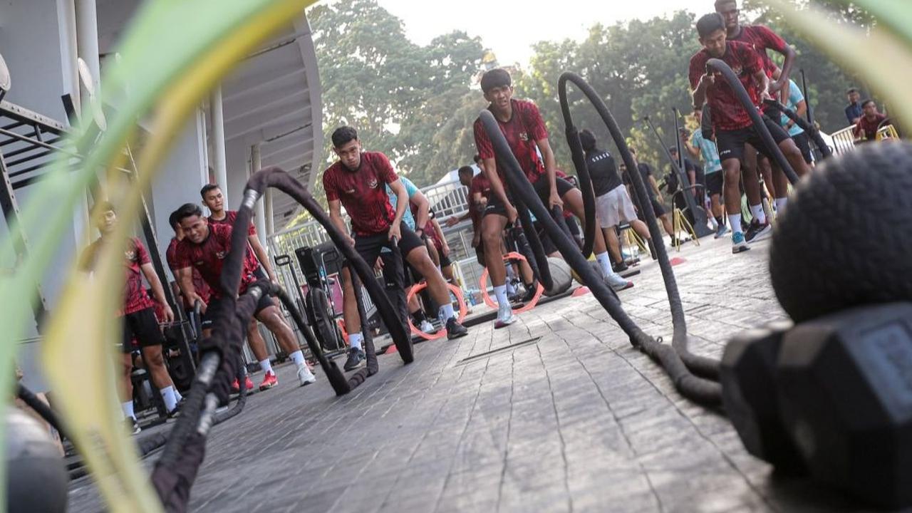 Timnas Indonesia U-20 saat latihan fisik di pusat kebugaran di kawasan Stadion Utama Gelora Bung Karno (SUGBK), Senayan, Jakarta, Rabu (15/5/2024). Foto: Bola.com / Bagaskara Lazuardi