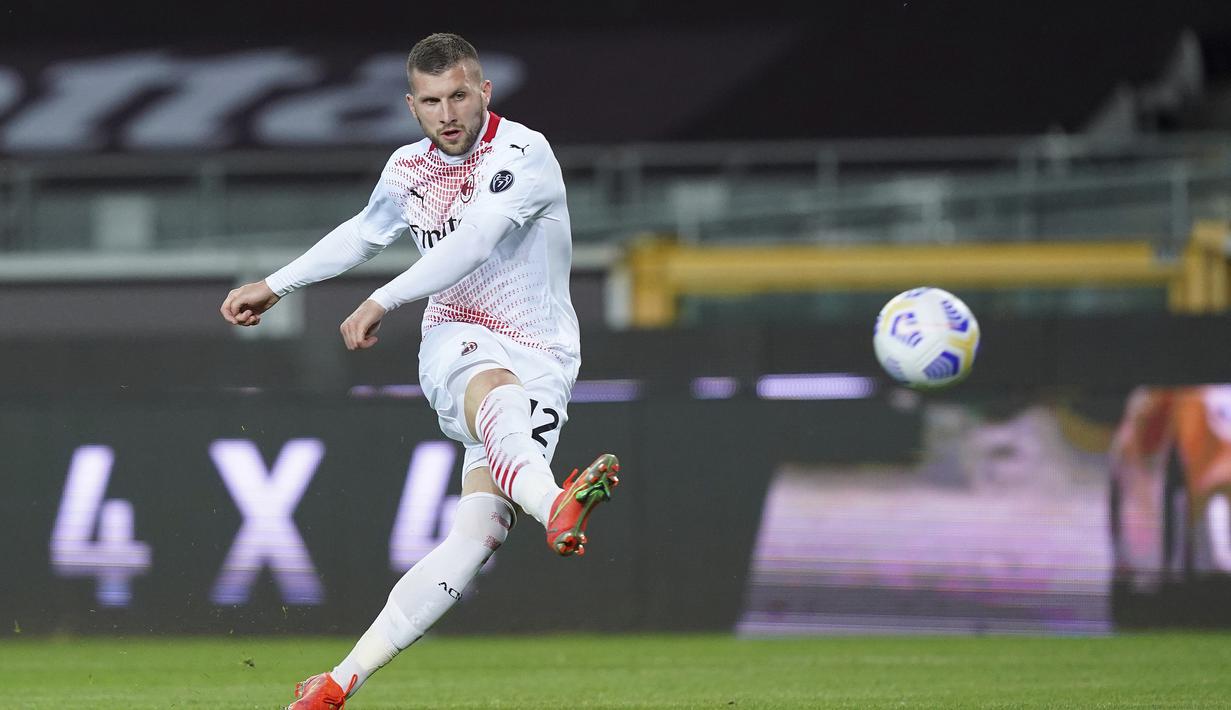Striker AC Milan, Ante Rebic melepaskan tendangan yang berbuah gol kelima timnya ke gawang Torino dalam laga lanjutan Liga Italia 2020/2021 pekan ke-36 di Olympic Stadium, Turin, Rabu (12/5/2021). AC Milan menang 7-0 atas Torino. (LaPresse via AP/Spada)