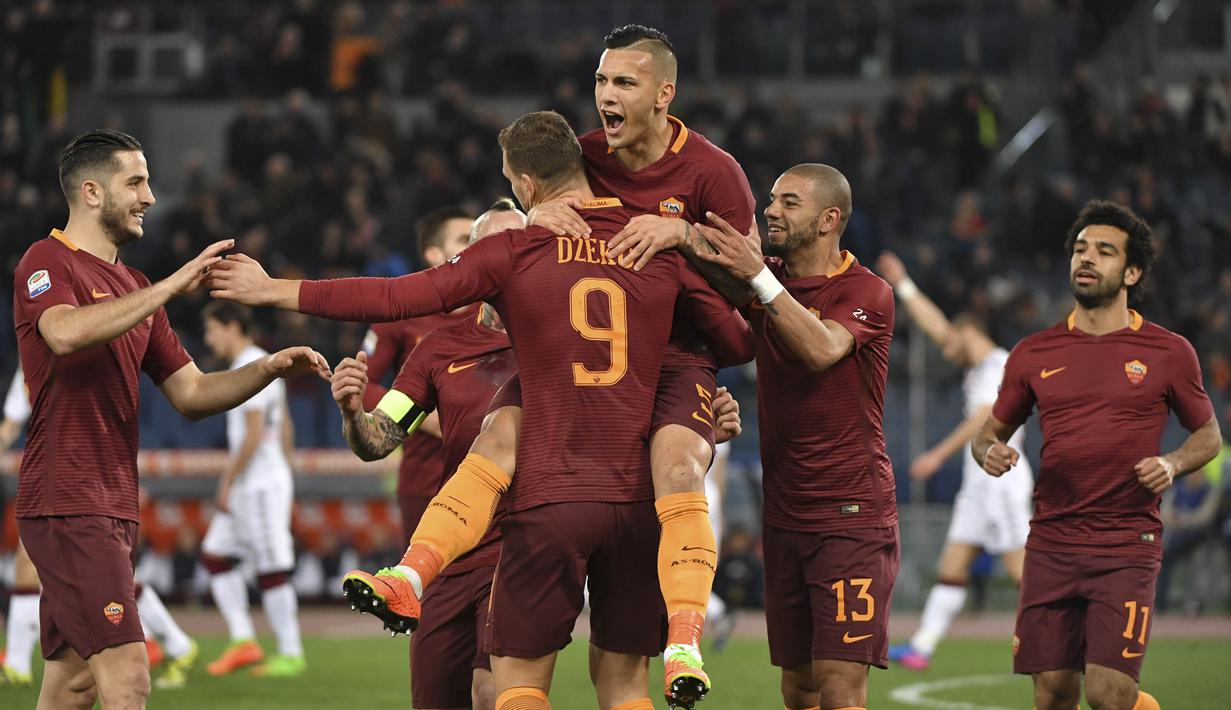 Penyerang AS Roma asal Bosnia, Edin Dzeko (tengah) membuka keunggulan timnya pada menit ke 10' setelah mendapat umpan Radja Nainggolan pada lanjutan Serie A melawan Torino di Olympic stadium, Rome, (19/2/2017). (AFP/Andreas Solaro)