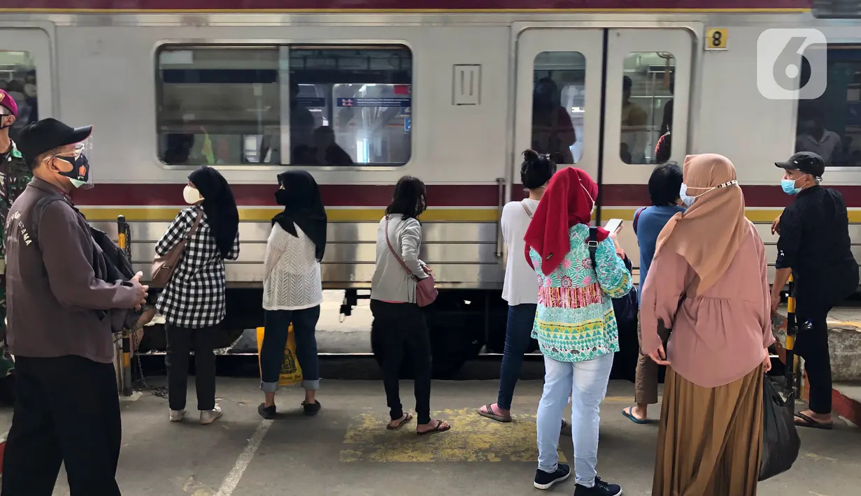 Penumpang menunggu KRL di Stasiun KA Manggarai, Jakarta, Selasa (1/12/2020). Menteri Perhubungan (Menhub) Budi Karya Sumadi menyebut nantinuya Manggarai akan menjadi pusat stasiun KA di Jabodetabek karena semua rute kereta yang ada di Jabodetabek akan bersinggungan di Manggarai. (Liputan6.com/Immanu