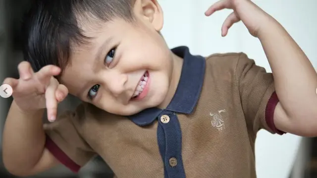 Potret Baihaqqi Syaki Ramadhan berpose gemas (Sumber: Instagram/nadyamustikarahayu)