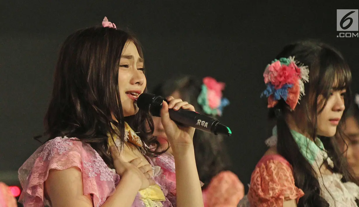 Member JKT 48, Melody menangis saat memberi pengumuman di acara 'JKT48 Request Hour Setlist Best 30 2017', Jakarta, Sabtu (4/11). Melody mengumumkan dirinya yang dari Tim J dan Tim T memutuskan lulus dari JKT48. (Liputan6.com/Herman Zakharia)