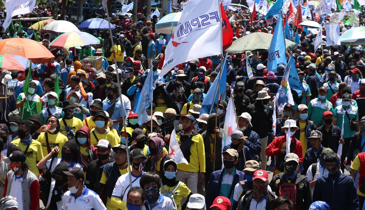 Ribuan buruh melakukan aksi di depan Gedung DPR RI, Jakrta, Selasa (25/8/2020). Aksi tersebut menolak draft omnibus law RUU Cipta Kerja yang diserahkan pemerintah kepada DPR. (Liputan6.com/Angga Yuniar)