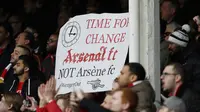 Fans Arsenal membentangkan spanduk yang berisi keinginan agar Arsene Wenger mundur dari jabatan manajer, saat The Gunners bersua Everton, di Stadion Goodison Park (19/3/2016). Wenger dinilai sudah saatnya memberikan tongkat estafet ke pelatih lain.  (Reut