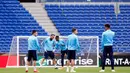 Pemain Olympique Marseille, Konstantínos Mítroglou (kedua kiri) berbincang dengan Bouna Sarr saat latihan di stadion Parc OL di Decines-Charpieu (15/5). Marseille akan melawan Atletico Madrid pada babak final Liga Europa. (AP Photo/Laurent Cipriani)