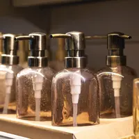 Untuk menjaga parfum tetap awet dan wanginya tahan seharian, kamu harus memastikan menaruhnya di dalam rak rendah agar tidak gampang pecah dan berubah kualitasnya. (Foto dok: Freepik/pvproductions).