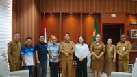 Gubernur Nusa Tenggara Timur, Emanuel Melkiades Laka Lena, menerima audiensi dari lembaga kemanusiaan Human Initiative di ruang kerjanya, Senin (13/10/2025) (Istimewa)