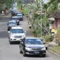 Iring-iringan mobil rombongan mantan Presiden AS Barack Obama melintas di kawasan Bongkasa, Badung, Bali, Senin (26/6). Hari ini, Obama dijadwalkan mengikuti kegiatan rafting menyusur sungai di kawasan tersebut. (Liputan6.com/Immanuel Antonius)