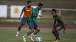 Pemain Timnas Indonesia U-22. Evan Dimas, berusaha melewati Ezra Walian saat latihan di Stadion UKM, Selangor, Senin (14/8/2017). Ini merupakan latihan terakhir jelang laga SEA Games melawan Thailand. (Bola.com/Vitalis Yogi Trisna)