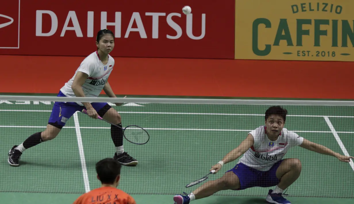 Ganda Putri Indonesia, Greysia Polii/Apriyani Rahayu, saat melawan wakil China, Liu Xuan Xuan/Xia Yu Ting, pada laga Indonesia Masters di Istora, Jakarta, Rabu (15/1/2020). Greysia/Apriyani menang 22-24, 21-17, dan 21-15. (Bola.com/M Iqbal Ichsan)